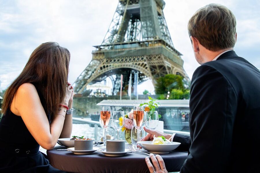 Paris: 3-Course-Dinner Cruise with Wine on the Seine River - Tips for getting more from the cruise