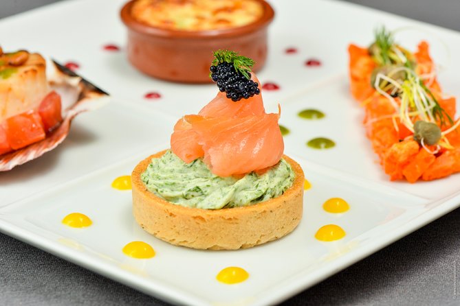 Paris 3-Courses Gourmet Dinner Seine River Cruise with Champagne - The westbound turn, with the Louvre and Eiffel Tower