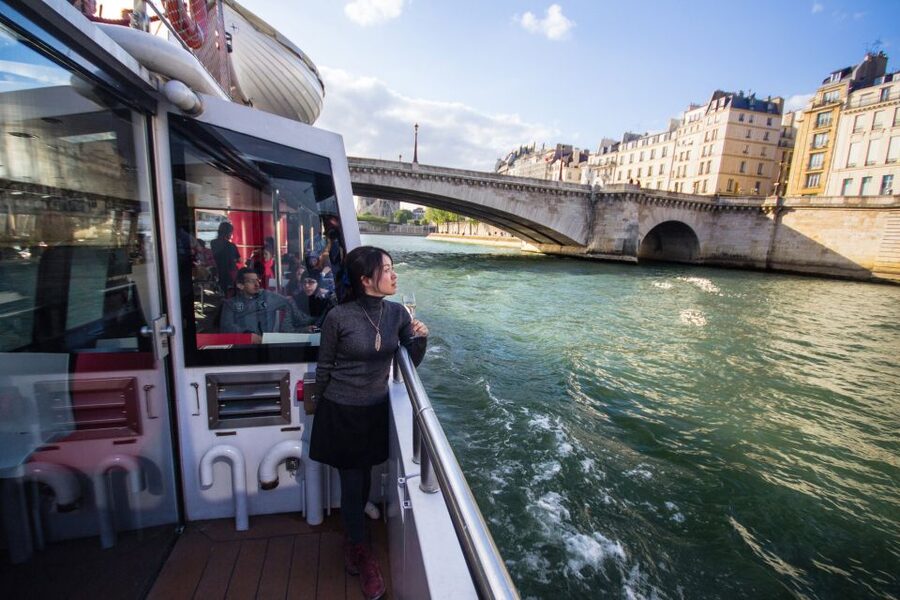 Paris: Champagne Tasting Cruise Departure from Eiffel Tower - Small details that can make the evening easier