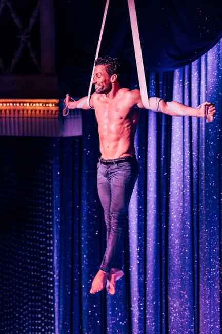 Paris: La Nouvelle Eve Cabaret Show with Champagne - Key points to know before booking