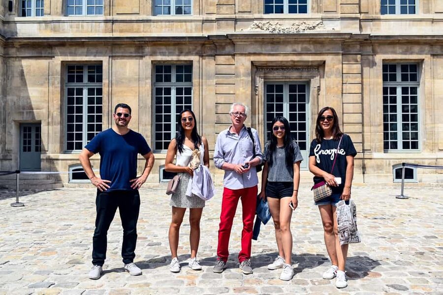Paris: Le Marais District Food Tour with 10+ Tastings & Wine - Guide quality and group atmosphere