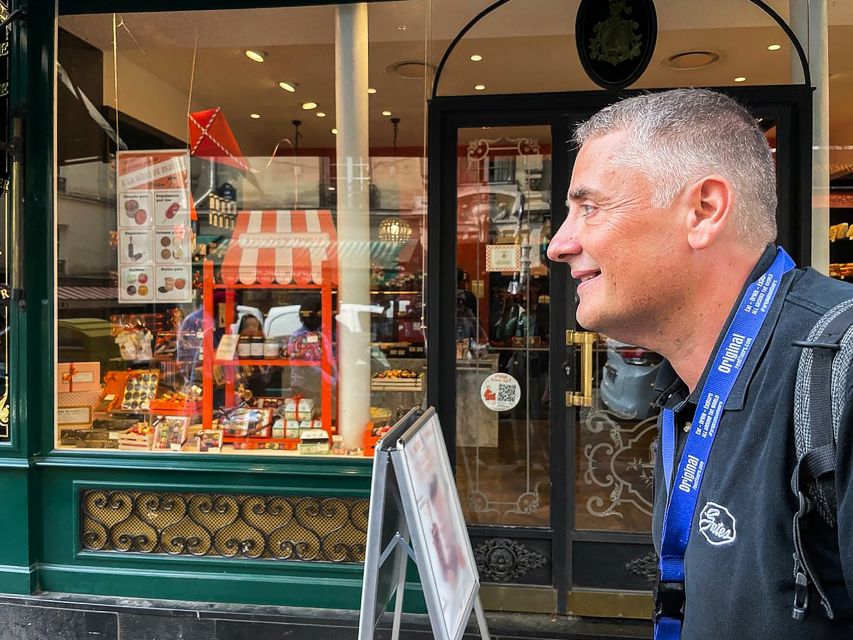 Paris: Montmartre Cheese, Wine & Pastry Guided Walking Tour - Place du Tertre and the artists’ Montmartre