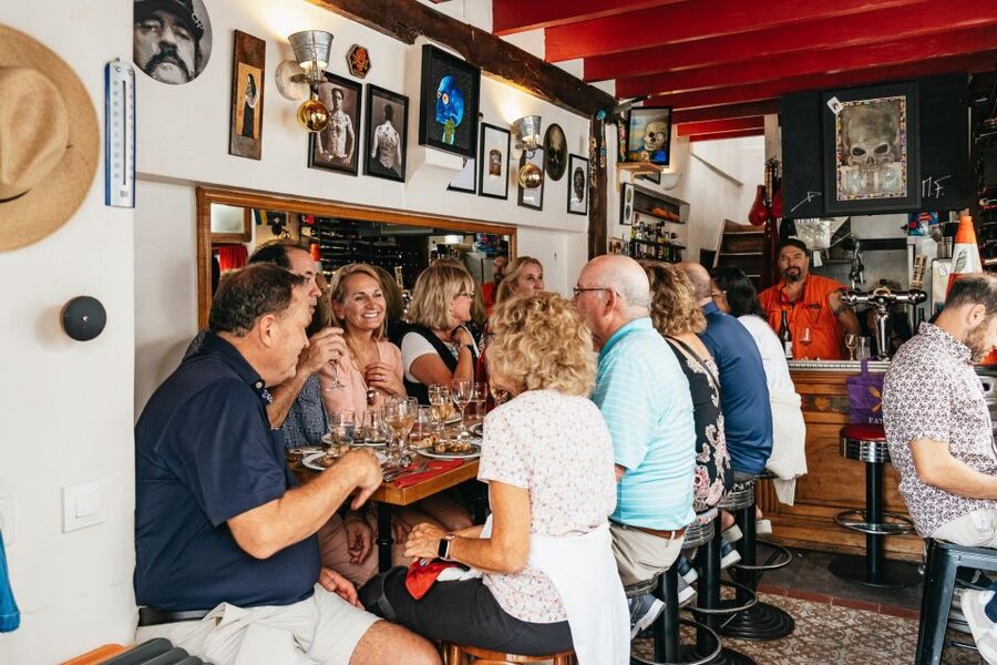 Paris: Montmartre Food and Wine Guided Tour - Seafood and wine at a family-owned address