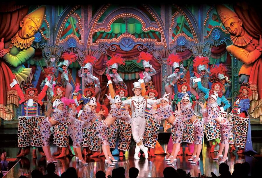 Paris: Moulin Rouge Dinner Show, Champagne, and Transport - Key points at a glance