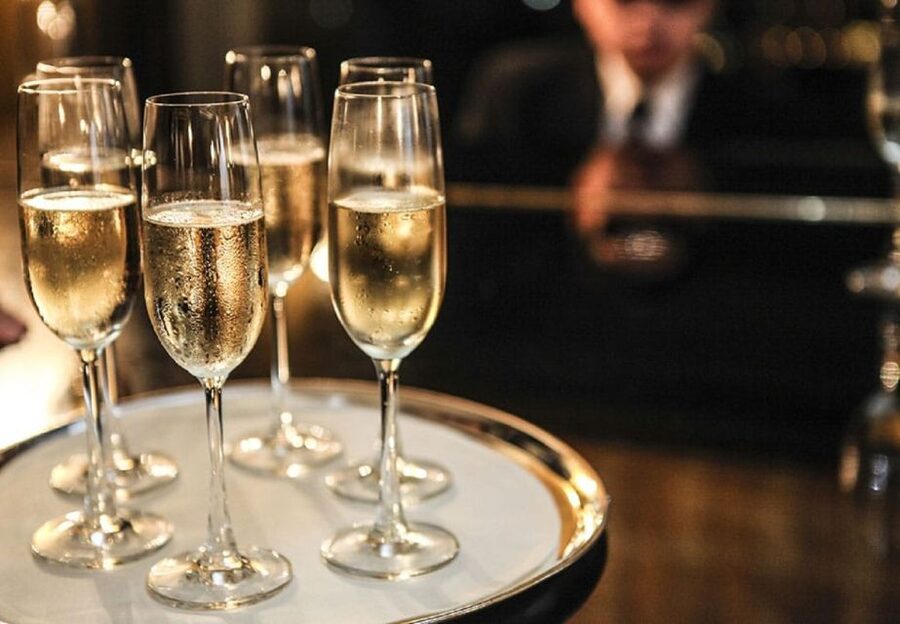 Paris: Paradis Latin Cabaret Show with Optional Champagne - What to wear and what to bring