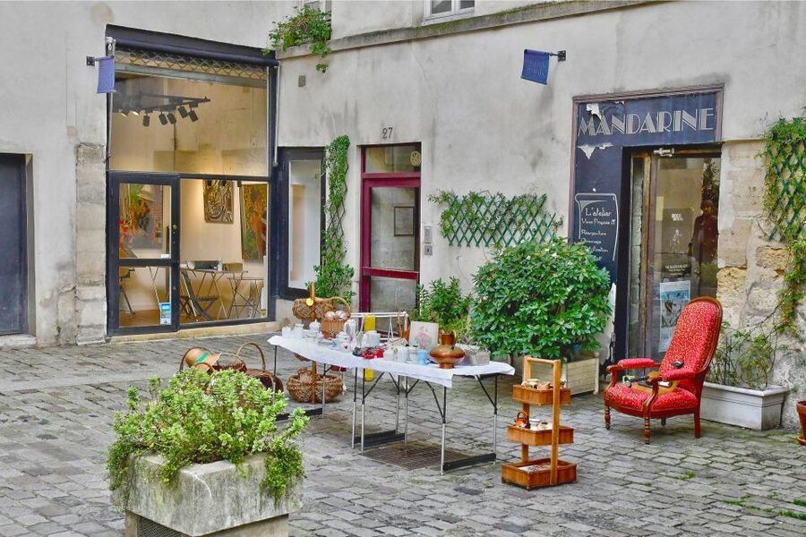 Paris: Private Food and Wine Tour in Le Marais - Le Marais between the meals
