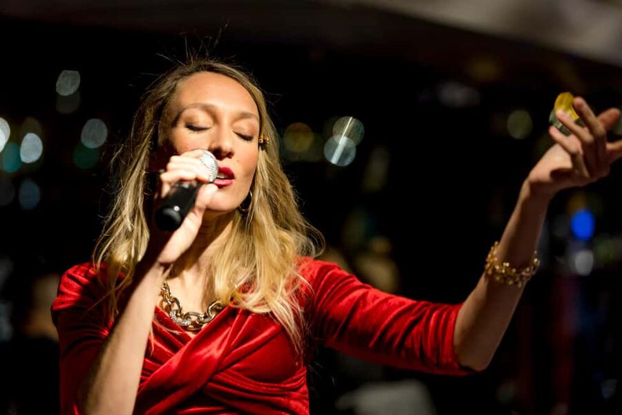 Paris: Seine River Champagne Dinner Cruise with Live Music - A Paris evening that combines dinner and sightseeing