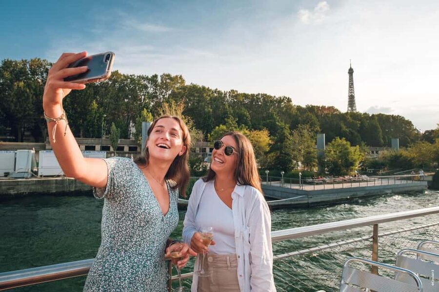 Paris: Seine River Cruise with Champagne from Eiffel Tower - Musée d’Orsay and the Louvre from the water