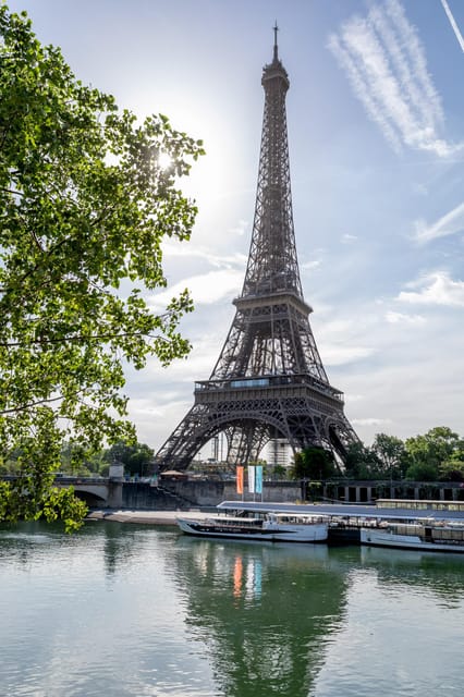 Paris: Seine River Cruise with Champagne from Eiffel Tower - Is the electric boat really an advantage?