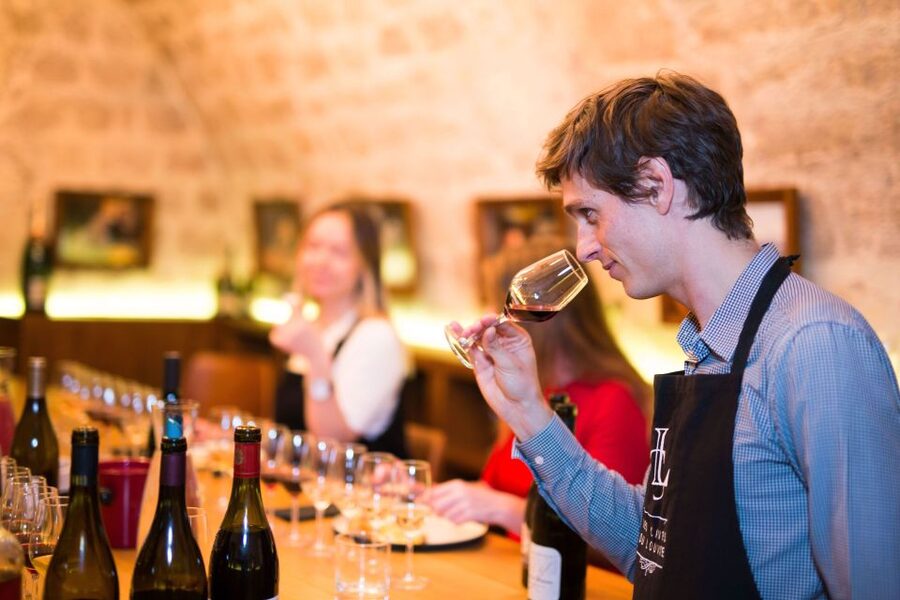 Paris: The Ultimate Wine and Cheese Tasting in English - Why the English instruction matters