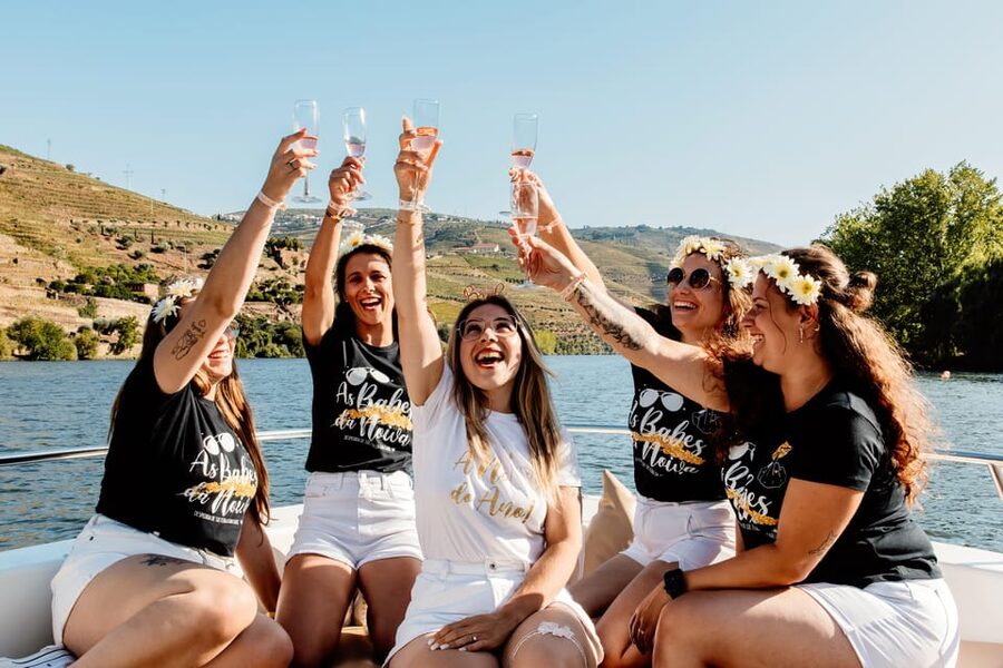Pinhão: 1 Hour SUNSET Cruise with Sparkling Wine - Terraced vineyards and historic estates