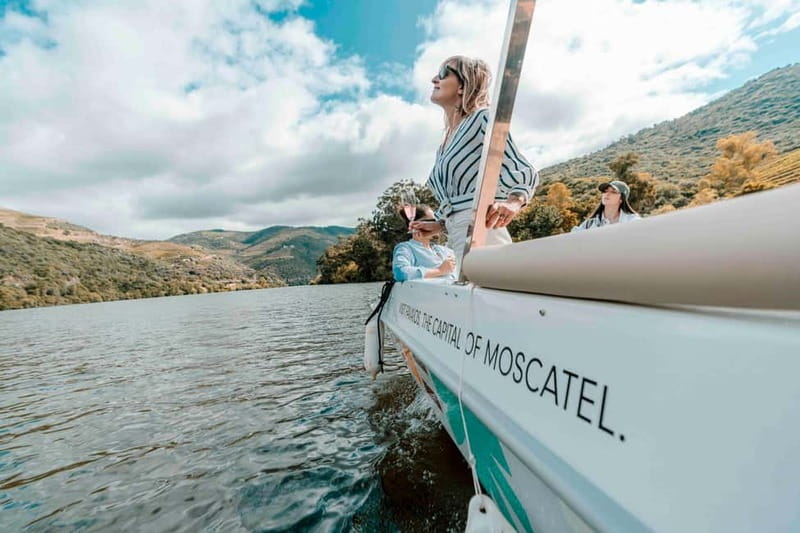 Pinhão: Douro River Solar Boat Tour with Wine Tasting - What the guide adds to the hour