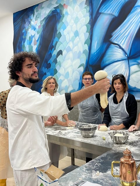 Pizza-Making Workshop by night with glass of wine - What happens when the class begins