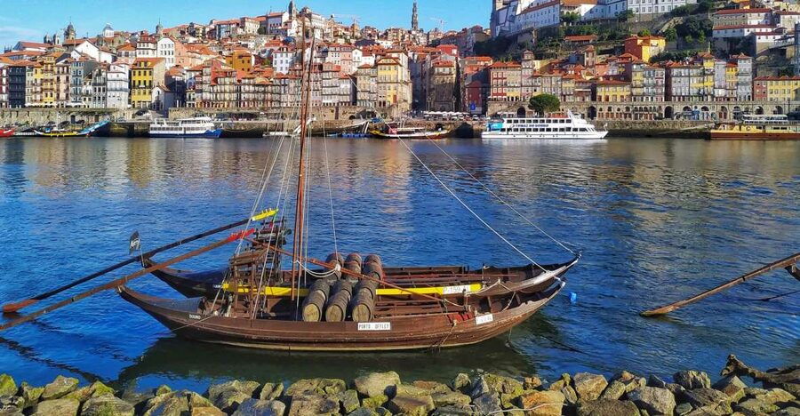 Port wine & wine walking tour with culture - max 8 pax - Vinho Verde at a Porto tavern