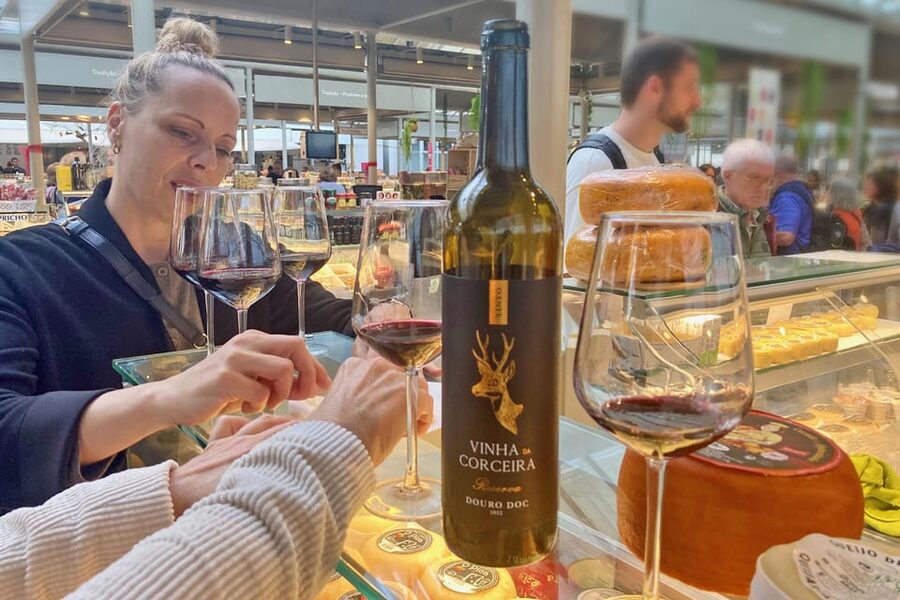Port wine & wine walking tour with culture - max 8 pax - Comparing Vinho Verde and Douro DOC wine