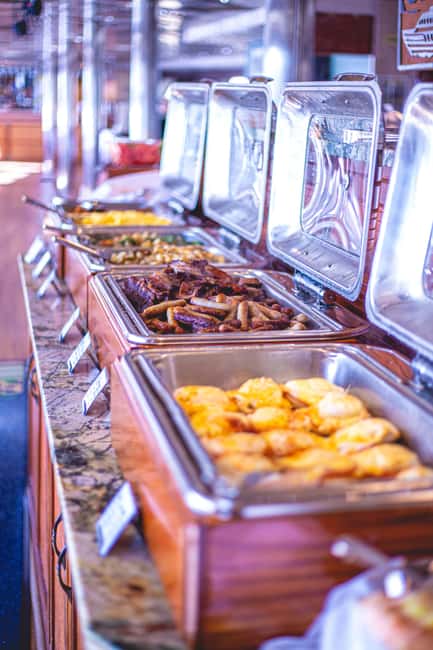 Portland: Champagne Brunch Cruise on Willamette River - The buffet brunch: fresh food without a formal pace