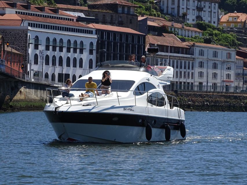 Porto: 6 Bridges Port Wine River Cruise with 4 Tastings - The return toward Ribeira and Sé