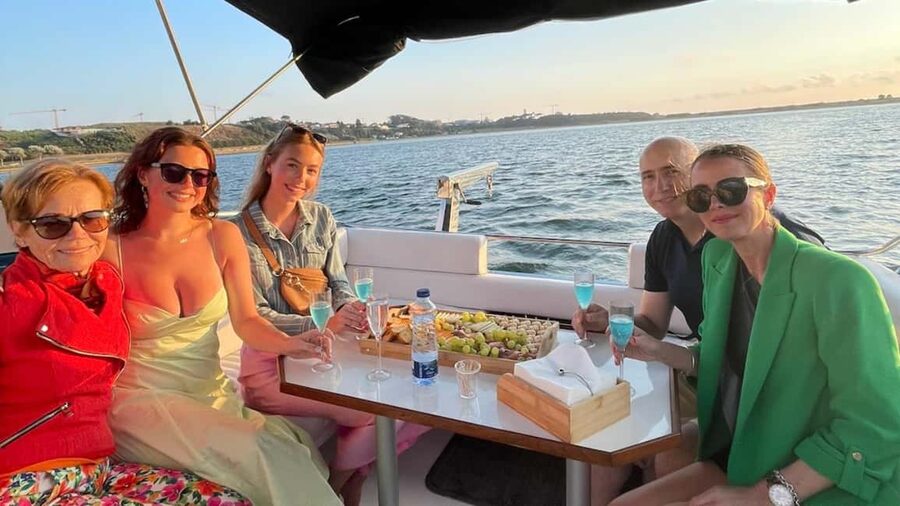Porto: 6 Bridges Private Cruise with Local Wine and Snacks - What the $41 price means
