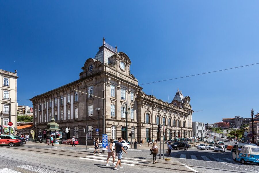 Porto: City Train Tour, River Cruise & Wine Cellar - Returning to the center and reaching Ribeira
