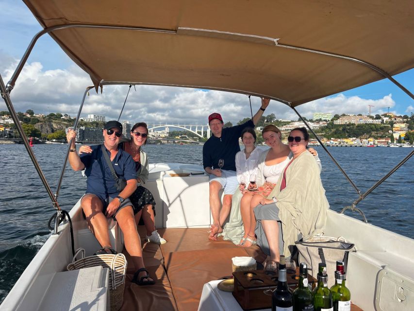 Porto: Douro River Boat Cruise with Port Wine Tasting - The guides create much of the atmosphere