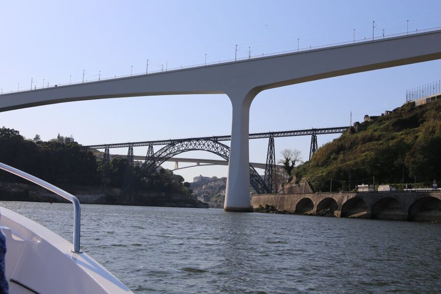 Porto: Douro River Cruise w/ Portuguese Wines & Local Host - Drinks, snacks, and the small-boat setting