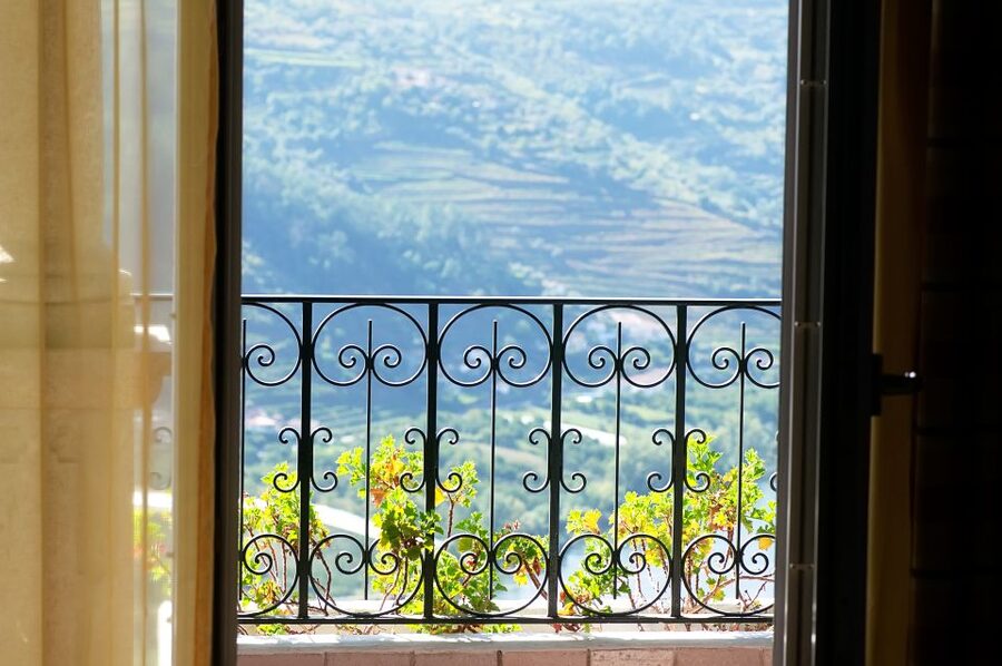 Porto: Douro Valley Tour with Wine Tasting, Cruise and Lunch - Sabrosa and the final views