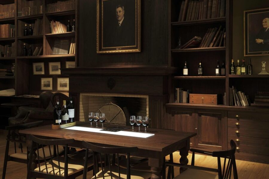 Porto: Graham's Port Lodge Tour & Vintage Room Wine Tasting - Walking among 2,000 oak pipes and 40 large vats