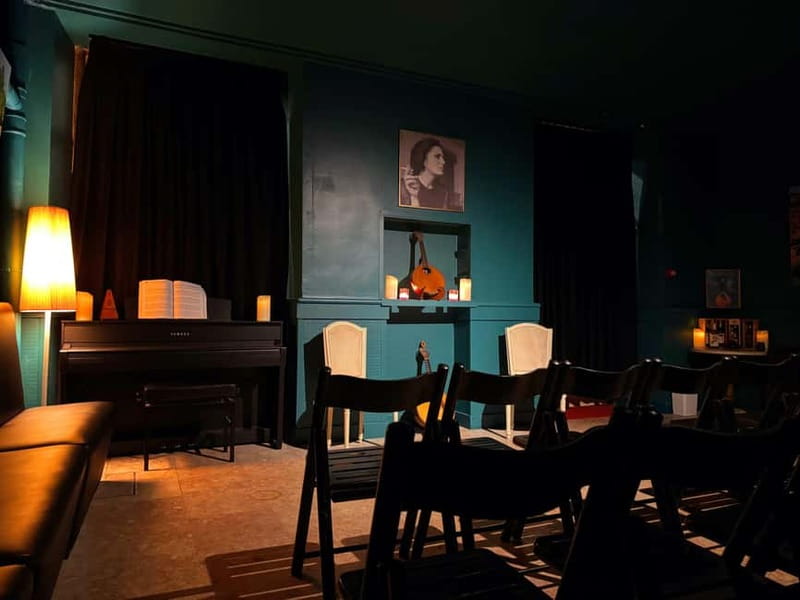 Porto: Intimate Fado Show & Port Wine in Trindade Noble Hall - The main strengths and the small limitations