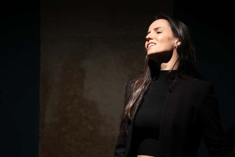 Porto: Intimate Fado Show & Port Wine in Trindade Noble Hall - What happens during the performance