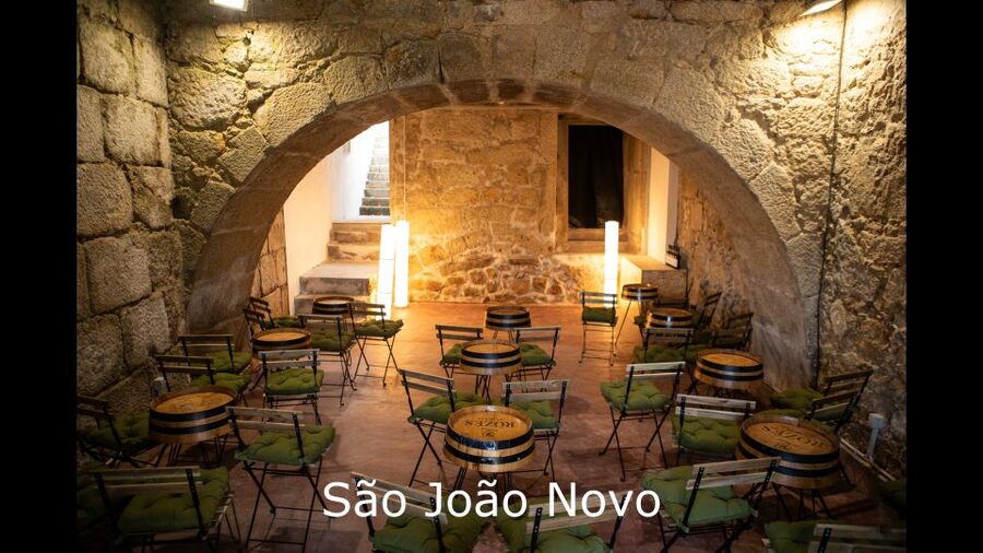 Porto: Live Fado Show with Glass of Port Wine - A historic room, not a large concert hall