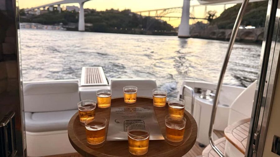 Porto: Luxury 6 Bridges Yacht Cruise with Wine & Snacks - Weather, clothing, and the best time to go
