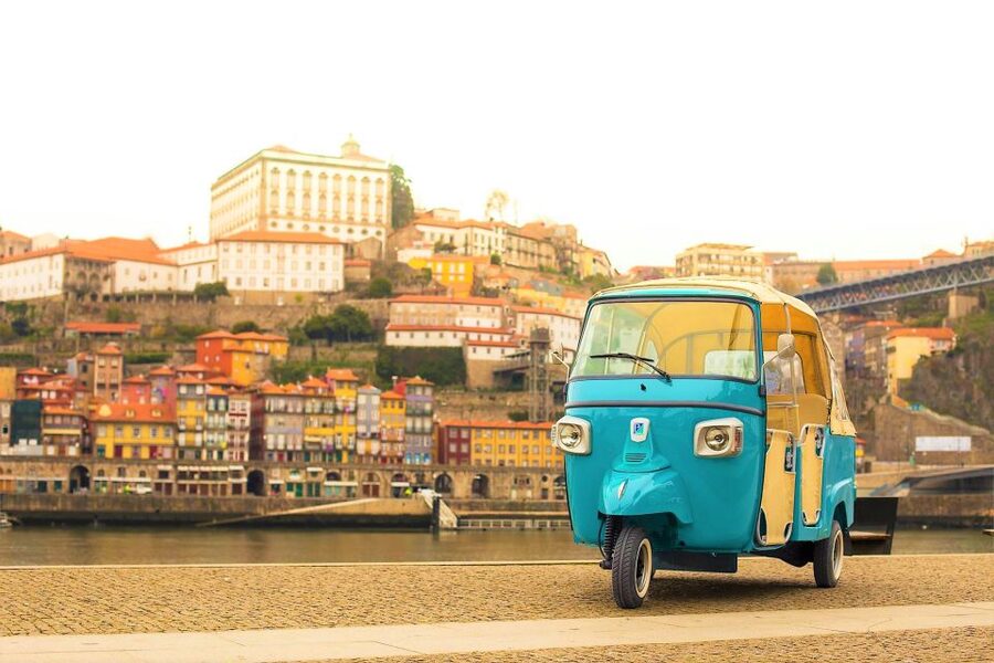 Porto: Private Tuk-Tuk Tour with Short Walks and Wine - The guide makes the difference