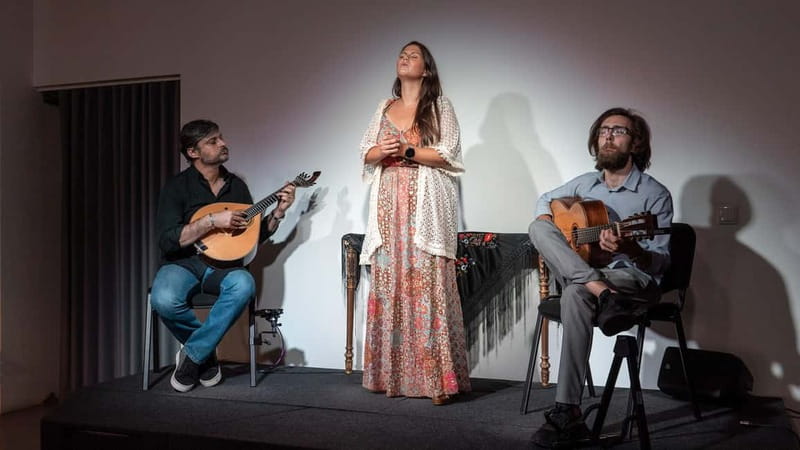 Porto: What is Fado? Commented Live Concert with Port Wine - The performers and the sound of the room