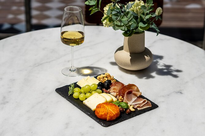 Porto Wine Tasting Experience with Portuguese Tapas Plate - The first glasses: Douro whites and rosé
