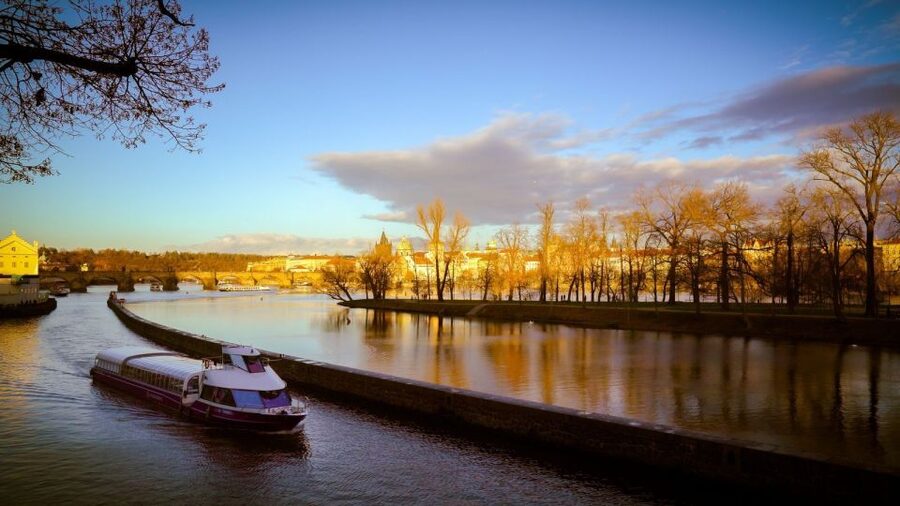 Prague: Evening Vltava River Eco Cruise with Prosecco - Who should book this Vltava cruise?