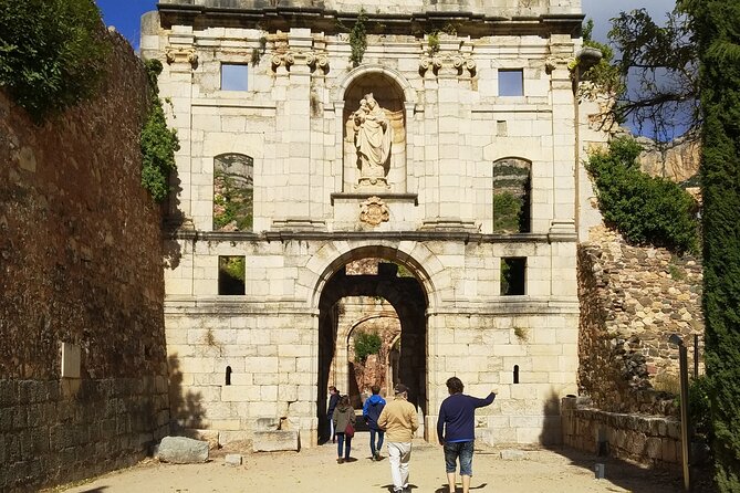 Priorat tour to 3 small wineries and hotel pick-up - Celler Devinssi and Priorat’s old vines