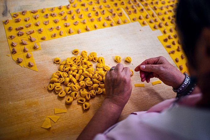Private Bologna Food & Market Tour with 6 Tastings & Wine - Starting at Palazzo della Mercanzia