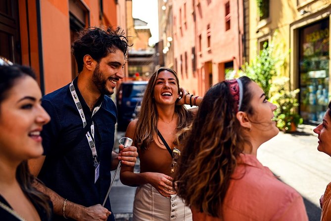 Private Bologna Food & Market Tour with 6 Tastings & Wine - A short stop at San Petronio