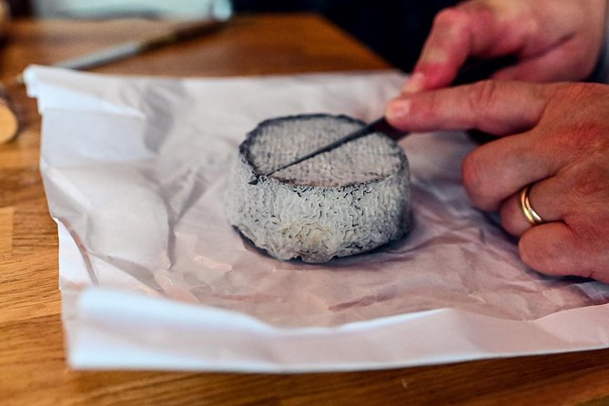 Private Montmartre Food Tour with Wine, Cheese & Pastries - Choosing the right guide for your group