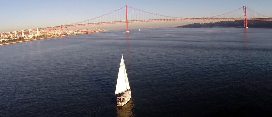 Private Romantic cruise with sparkling wine- 2-Hour- Lisbon - The sparkling wine and the special occasion