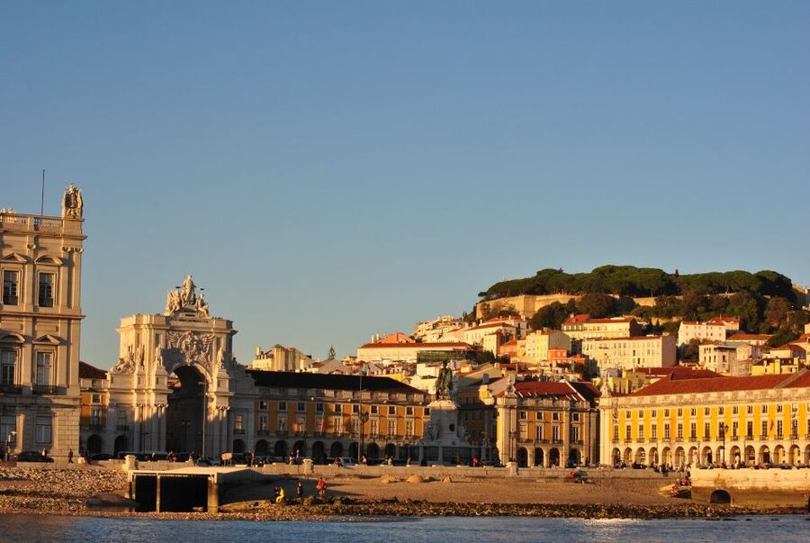 Private Romantic cruise with sparkling wine- 2-Hour- Lisbon - Lisbon from the water instead of a viewpoint