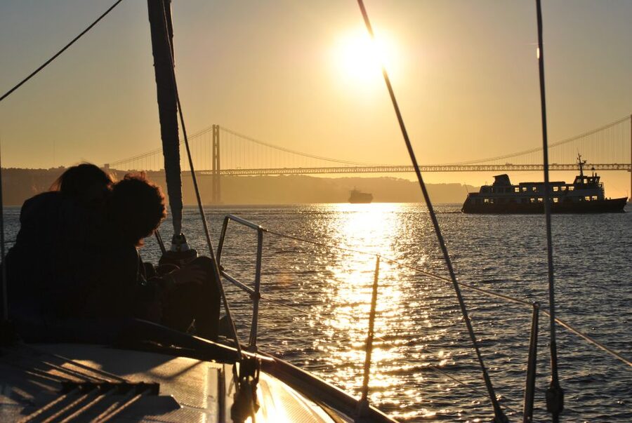 Private Romantic cruise with sparkling wine- 2-Hour- Lisbon - Planning a proposal without giving away the surprise