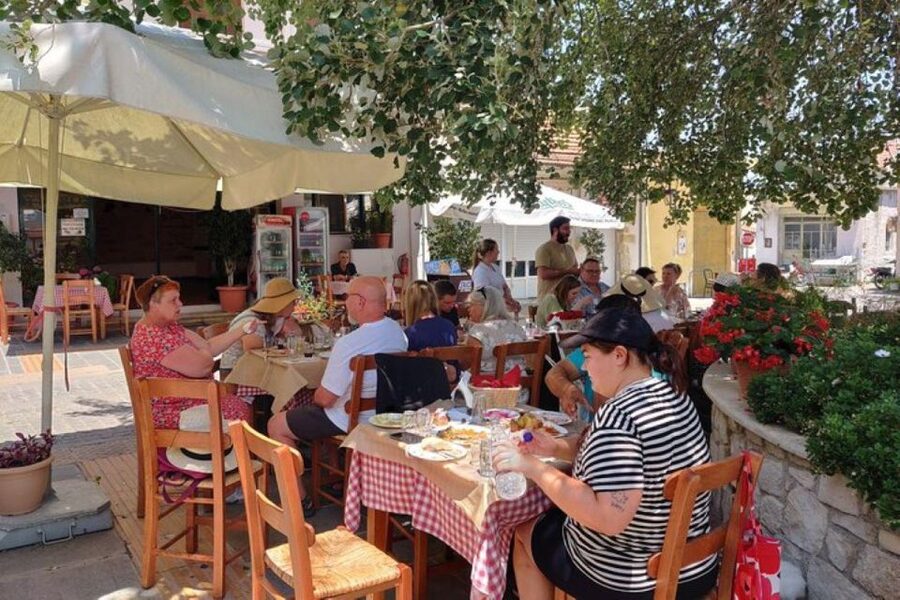 Private tasting of 6 cretan wines in Fres village - Local food makes the tasting easier to understand