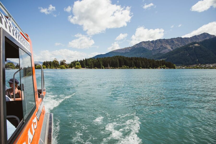 Queenstown: Scenic Highlights, Tour with Wine & Lake Cruise - Arrowtown: gold mining, old streets, and bakery pies