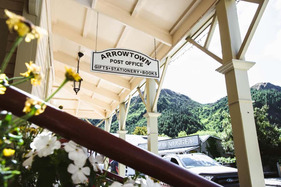 Queenstown: Scenic Highlights, Tour with Wine & Lake Cruise - Lake Hayes adds another scenic stretch
