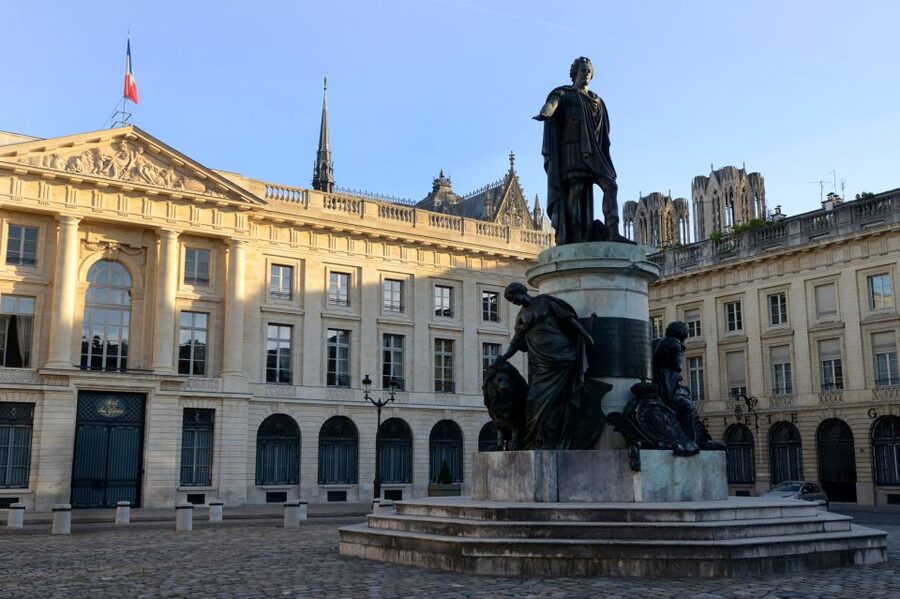 Reims : city-center discovery tour and champagne tasting - The Champagne stop at Sacrée Marianne