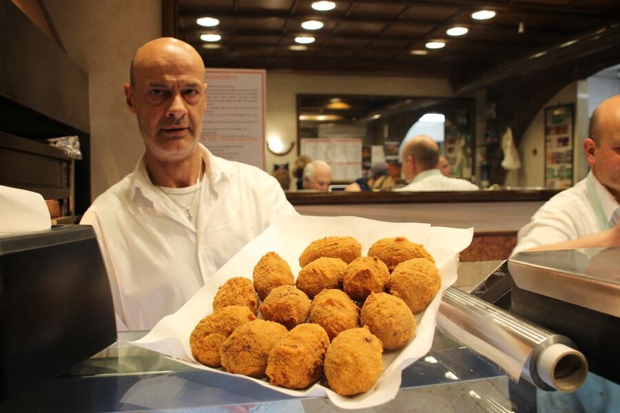 Rome: Food Tour and Wine Tasting in a Traditional Trattoria - Dar Filettaro and the story of Roman baccalà