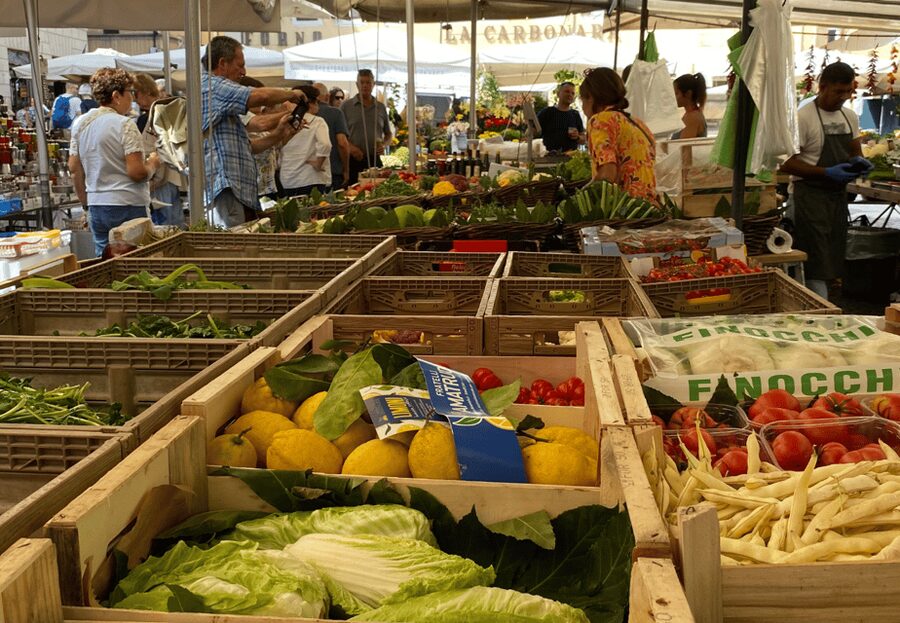 Rome: Food & Wine Tour of Campo de Fiori, Ghetto, Trastevere - The guides shape the experience
