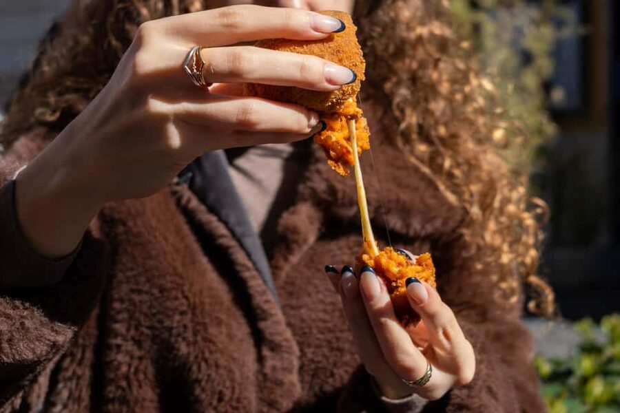 Rome: Guided Food Walking Tour with Wine in Trastevere - Finishing with gelato at Fiordiluna