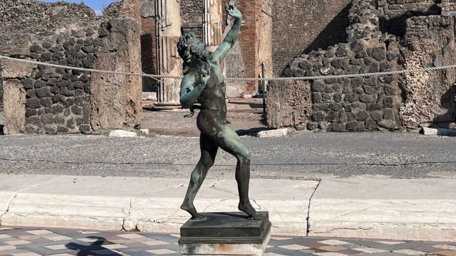 Rome: Pompeii Tour with Wine and Lunch by High Speed Train - The guides shape the day